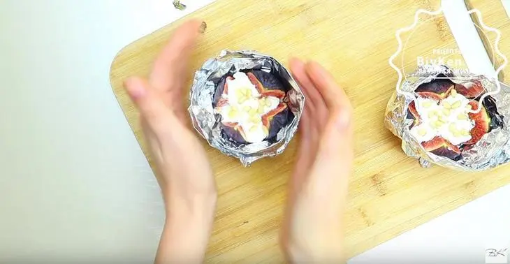 Инжир с творожным сыром, кедровыми орешками и мёдом: шаг 3