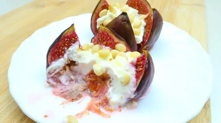 Инжир с творожным сыром, кедровыми орешками и мёдом: шаг 4