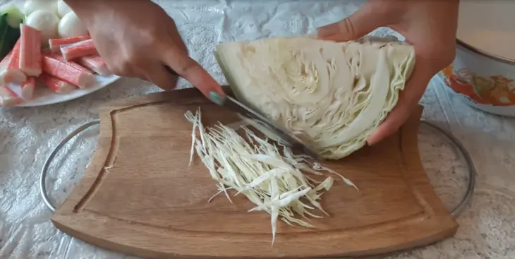 Крабовый салат с капустой: шаг 1