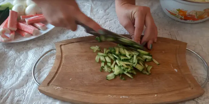 Крабовый салат с капустой: шаг 2