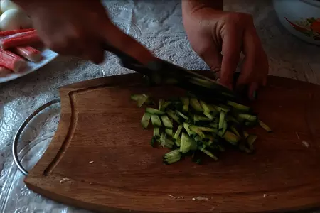 Крабовый салат с капустой: шаг 2