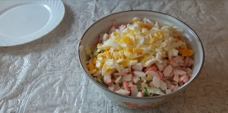 Крабовый салат с капустой: шаг 3
