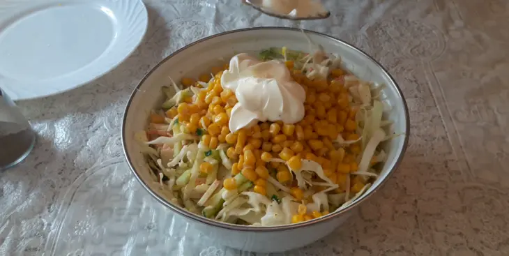 Крабовый салат с капустой: шаг 4