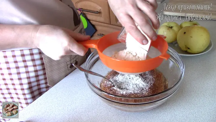 Ароматные кексы с яблоками и кокосовой стружкой. легко приготовить!: шаг 2