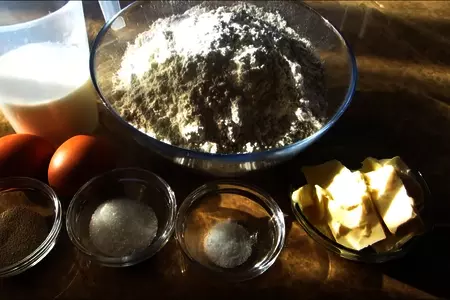 Пирог из пирожков с брынзой и вялеными томатами: шаг 1
