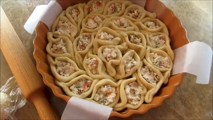 Пирог из пирожков с брынзой и вялеными томатами: шаг 8