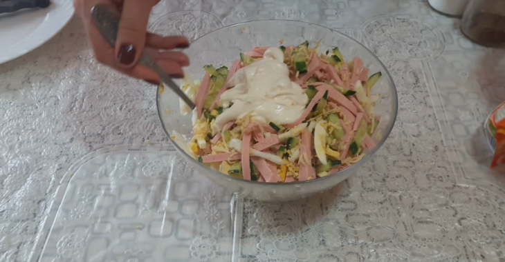 Салат выручалочка из колбасы яиц и огурцов: шаг 4
