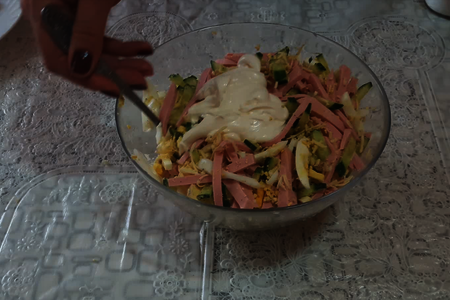 Салат выручалочка из колбасы яиц и огурцов: шаг 4