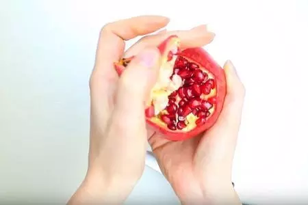 Как красиво очистить гранат: шаг 1