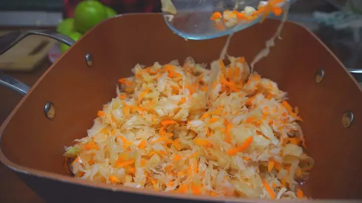 Мясной рулет с квашеной капустой: шаг 4
