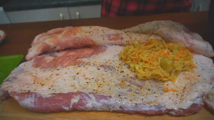Мясной рулет с квашеной капустой: шаг 5