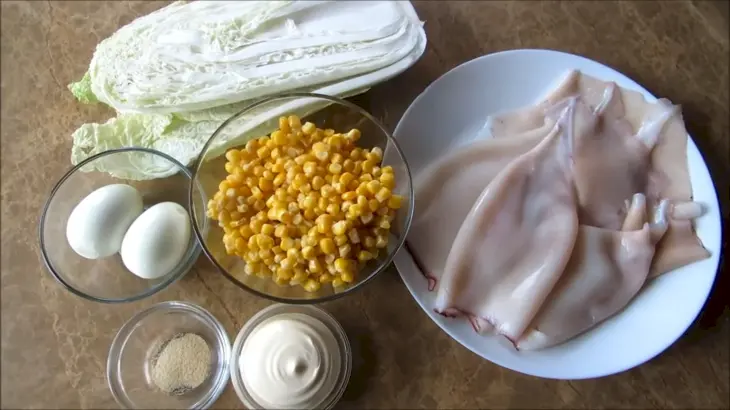 Сочный салат с кальмарами и пекинской капустой: шаг 1