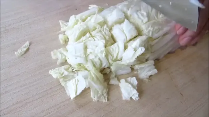 Сочный салат с кальмарами и пекинской капустой: шаг 3