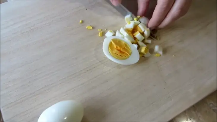 Сочный салат с кальмарами и пекинской капустой: шаг 4