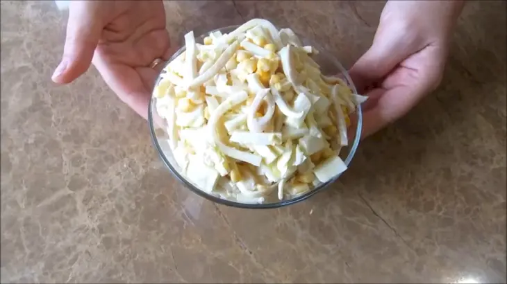 Сочный салат с кальмарами и пекинской капустой: шаг 7