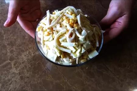 Сочный салат с кальмарами и пекинской капустой: шаг 7