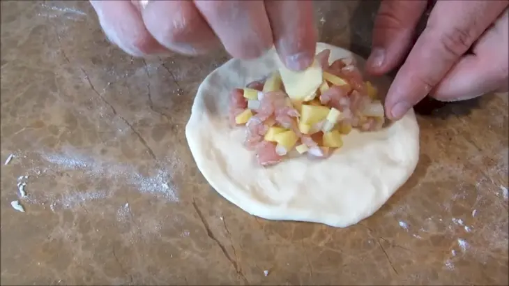 Пироги с картошкой и мясом!: шаг 7