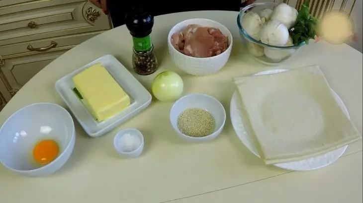 Мясной пирог "улитка" с курицей и грибами: шаг 2