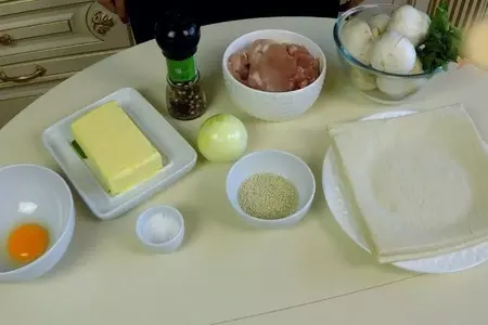 Мясной пирог "улитка" с курицей и грибами: шаг 2