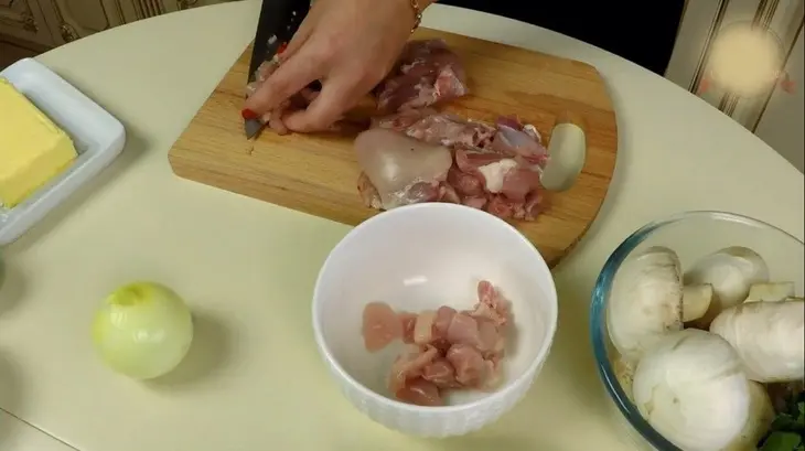 Мясной пирог "улитка" с курицей и грибами: шаг 3