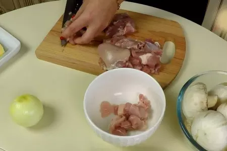 Мясной пирог "улитка" с курицей и грибами: шаг 3