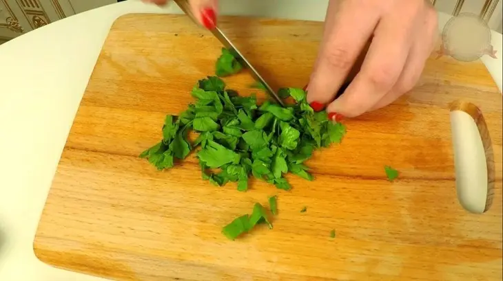 Мясной пирог "улитка" с курицей и грибами: шаг 5
