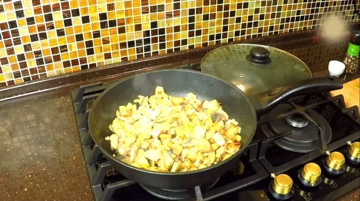 Мясной пирог "улитка" с курицей и грибами: шаг 6