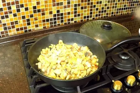 Мясной пирог "улитка" с курицей и грибами: шаг 6