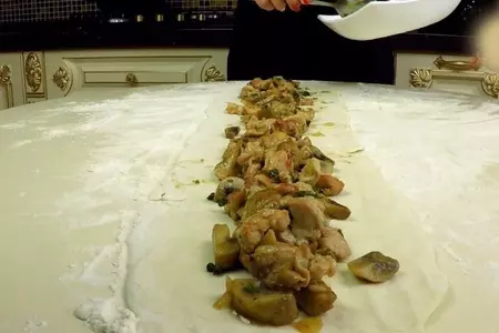 Мясной пирог "улитка" с курицей и грибами: шаг 7
