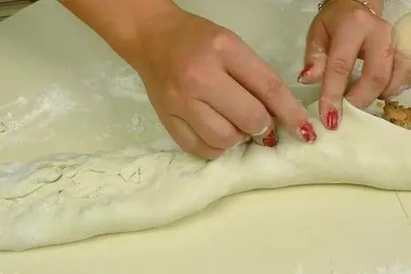Мясной пирог "улитка" с курицей и грибами: шаг 8