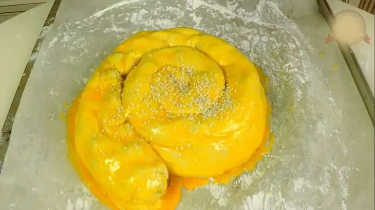 Мясной пирог "улитка" с курицей и грибами: шаг 9