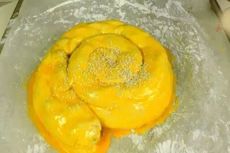 Мясной пирог "улитка" с курицей и грибами: шаг 9