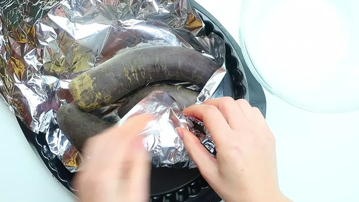 Салат из свеклы с чесноком, орехами и сыром на новый год: шаг 1