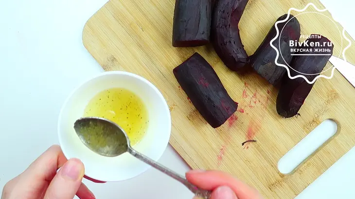 Салат из свеклы с чесноком, орехами и сыром на новый год: шаг 2