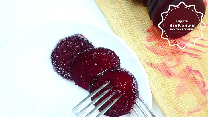Салат из свеклы с чесноком, орехами и сыром на новый год: шаг 4