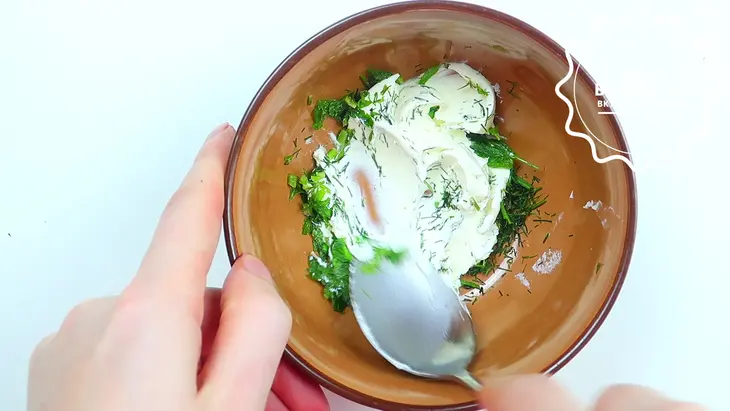 Салат из свеклы с чесноком, орехами и сыром на новый год: шаг 5