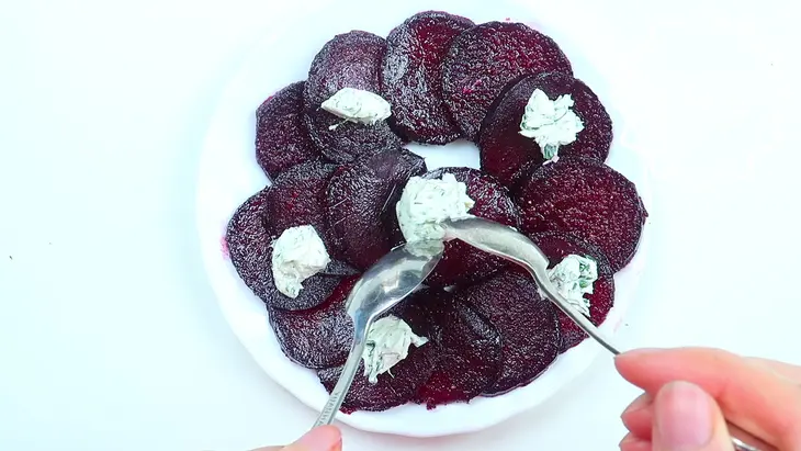 Салат из свеклы с чесноком, орехами и сыром на новый год: шаг 6