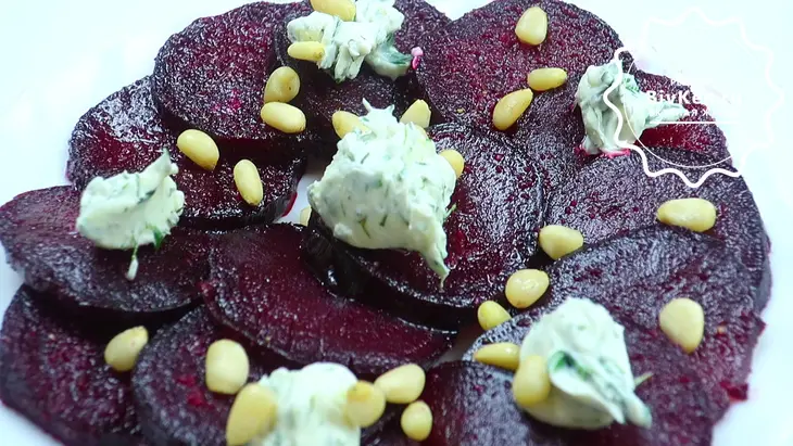 Салат из свеклы с чесноком, орехами и сыром на новый год: шаг 7