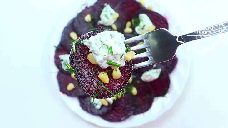 Салат из свеклы с чесноком, орехами и сыром на новый год: шаг 8
