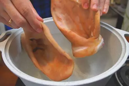Праздничная закуска из запеченных свиных ушек: шаг 2
