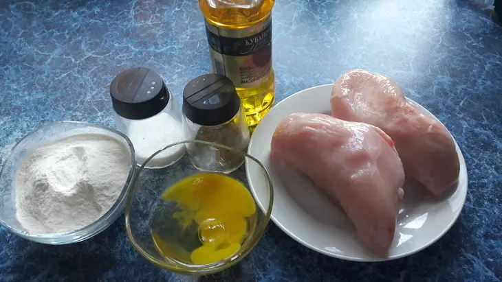 Нежное куриное филе в кляре: шаг 1