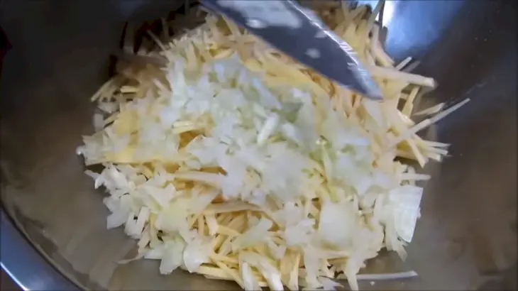 Посыпьте кукурузными хлопьями картофель / удивительное блюдо!: шаг 2