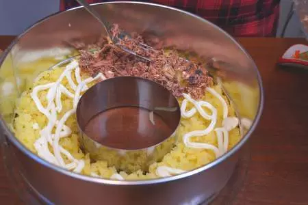 Слоёный салат с рыбой: шаг 3