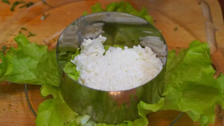 Праздничный салат из кальмаров с красной икрой: шаг 5