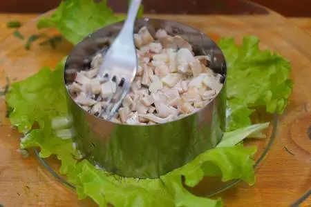 Праздничный салат из кальмаров с красной икрой: шаг 7