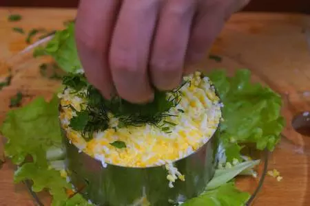 Праздничный салат из кальмаров с красной икрой: шаг 8