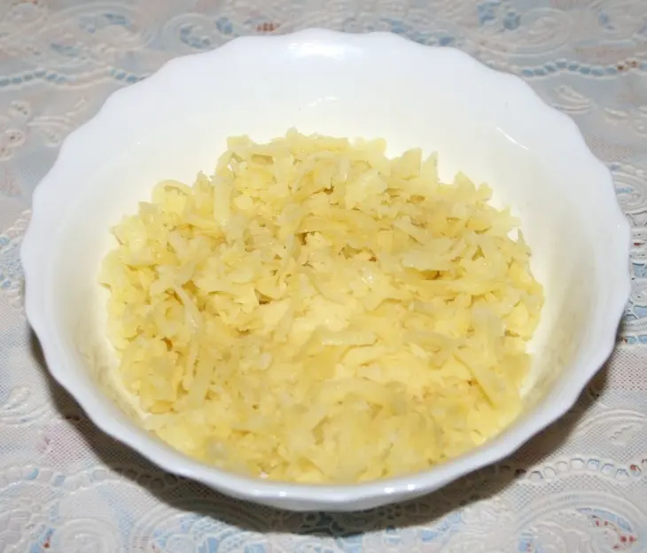 Нежный салат "мимоза" с консервированной сёмгой: шаг 2