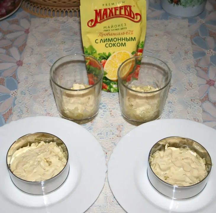 Нежный салат "мимоза" с консервированной сёмгой: шаг 6