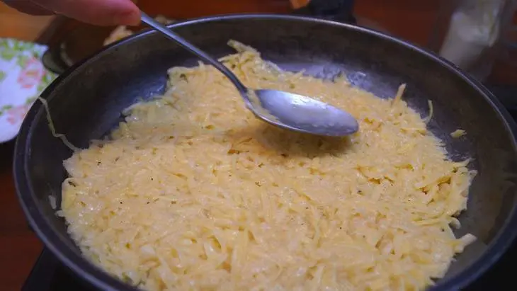 Картофельные драники с мясной начинкой и сыром: шаг 5