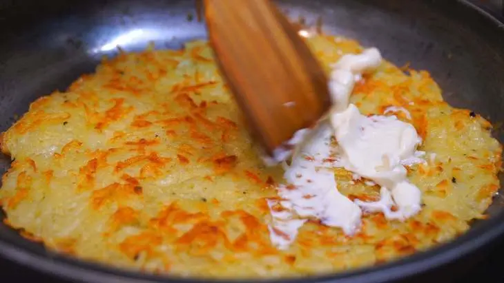 Картофельные драники с мясной начинкой и сыром: шаг 6